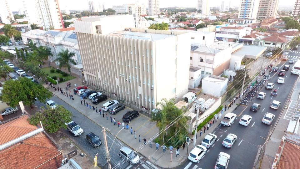 Foto 2 de 9 — Pedido de Socorro: Cerca de 500 pessoas “abraçam” Santa Casa de Araraquara